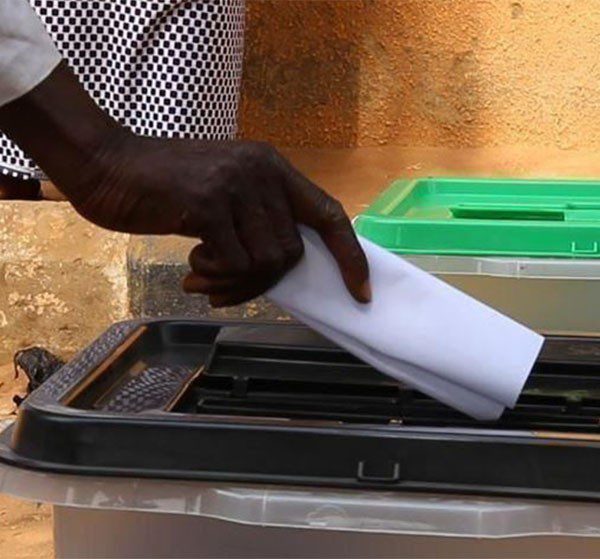 D’un référendum contesté à une constitution falsifiée en Guinée